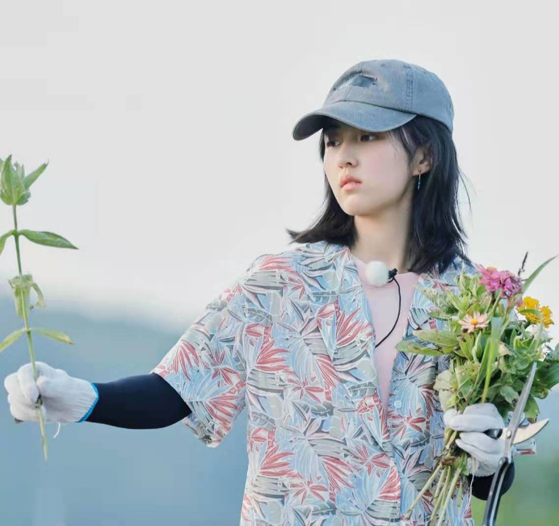 女孩间的友谊也甜蜜,张子枫手机壳放与欧阳娜娜合照,没想到两人关系