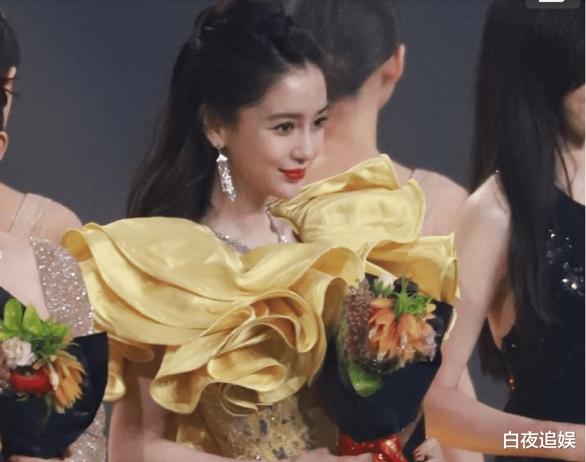 女星"微博之夜"同穿黄裙,躲过了杨颖跟关晓彤,却被倪妮给美到了_黄色
