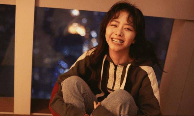 阳光少女谭松韵,一改甜美风穿花衬衫配西装,又飒又a_牛仔裤_白色_休闲