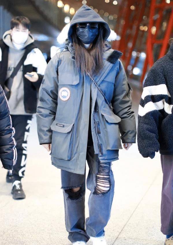 谢可寅现身机场,棉服大衣配破洞裤,"上冬下夏"贼时髦_look_时尚_黑色