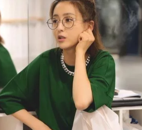 佟丽娅彩排懒得化妆,素颜显皮肤黑,戴眼镜的样子却让我"酸了"_选手