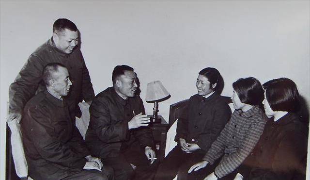 张秉贵:靠两手绝活闻名,曾被冰心采访,去世后铸铜像陈云题词