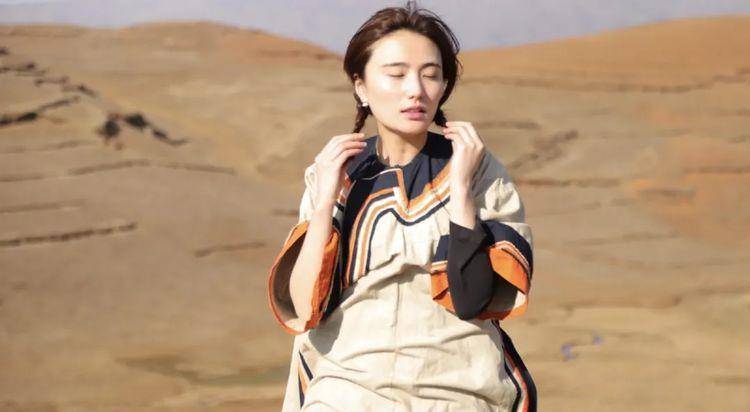 李亚鹏疑带小女友去拍婚纱照,向友人炫耀钻戒_哈金_王菲_娱乐