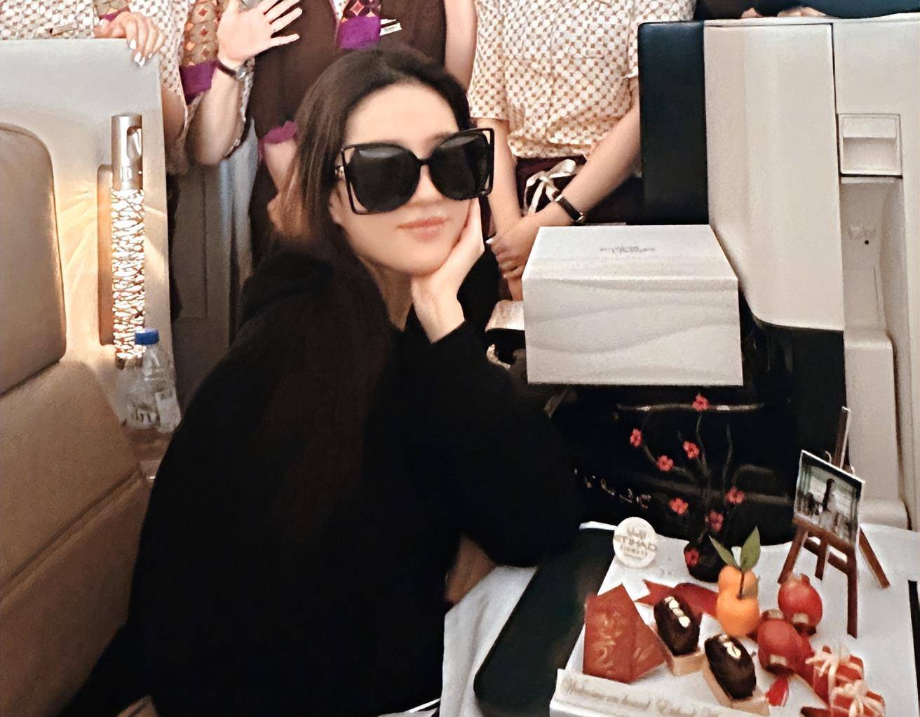 被低胸装的刘亦菲惊艳到,好身材遮不住,一双"漫画腿"太吸睛_什么_女