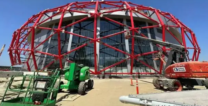 这座篮球场位于美国加利福尼亚州洛杉矶市英格尔伍德.