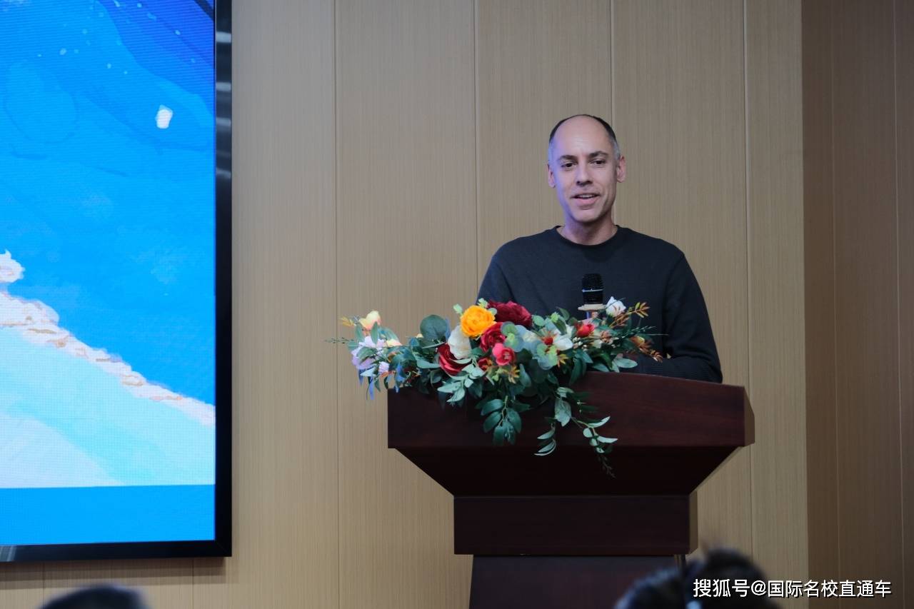 学院外籍教师代表robin和中方教师代表周琪老师做了精彩发言.