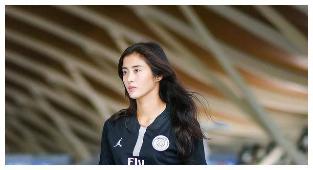 女足名将赵丽娜回怼网络批评,展现坚定态度,受赞誉.