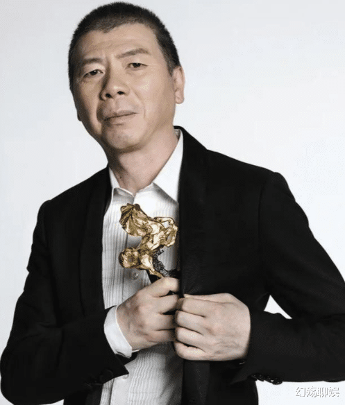 姐姐照顾瘫痪母亲16年,冯小刚只出钱不出力,这样还算孝子吗?