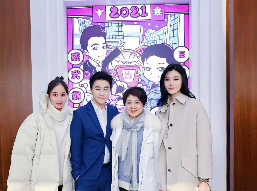 现身和奚梦瑶同框,穿衣时髦难遮小肚腩_梁安琪_儿子_长裙