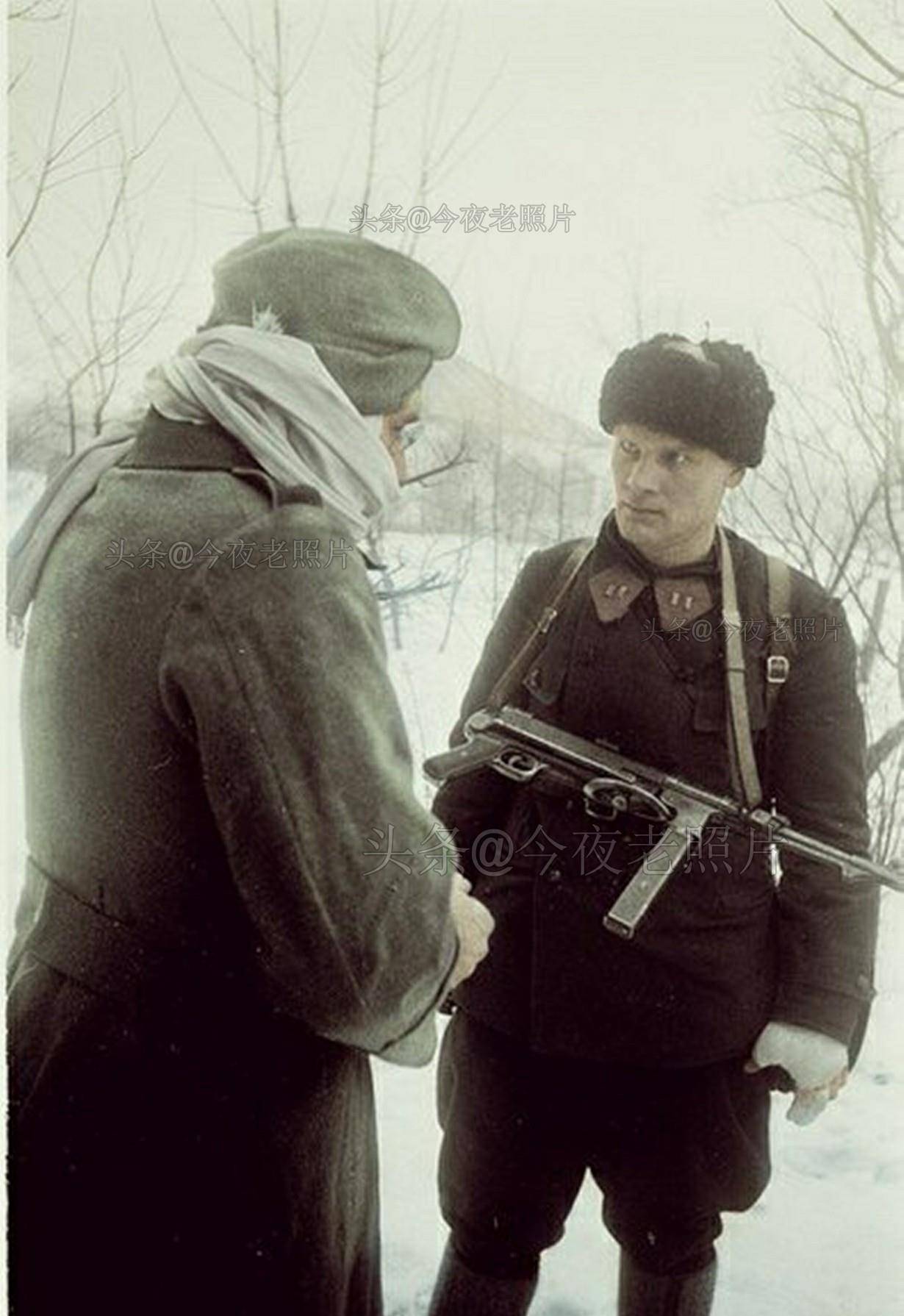 老照片:梦露刮腿毛,德军给苏联大妈算命,舞女踮脚偷看