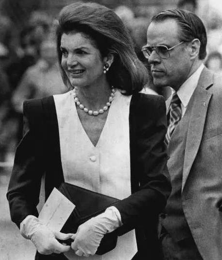 杰奎琳24岁嫁给肯尼迪,36岁丧夫后依旧漂亮,为孩子改嫁