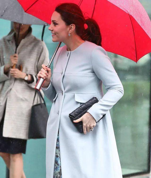 轻盈的天蓝色,衬托得她肤色白皙又干净,其实凯特大肚子的时候,对于