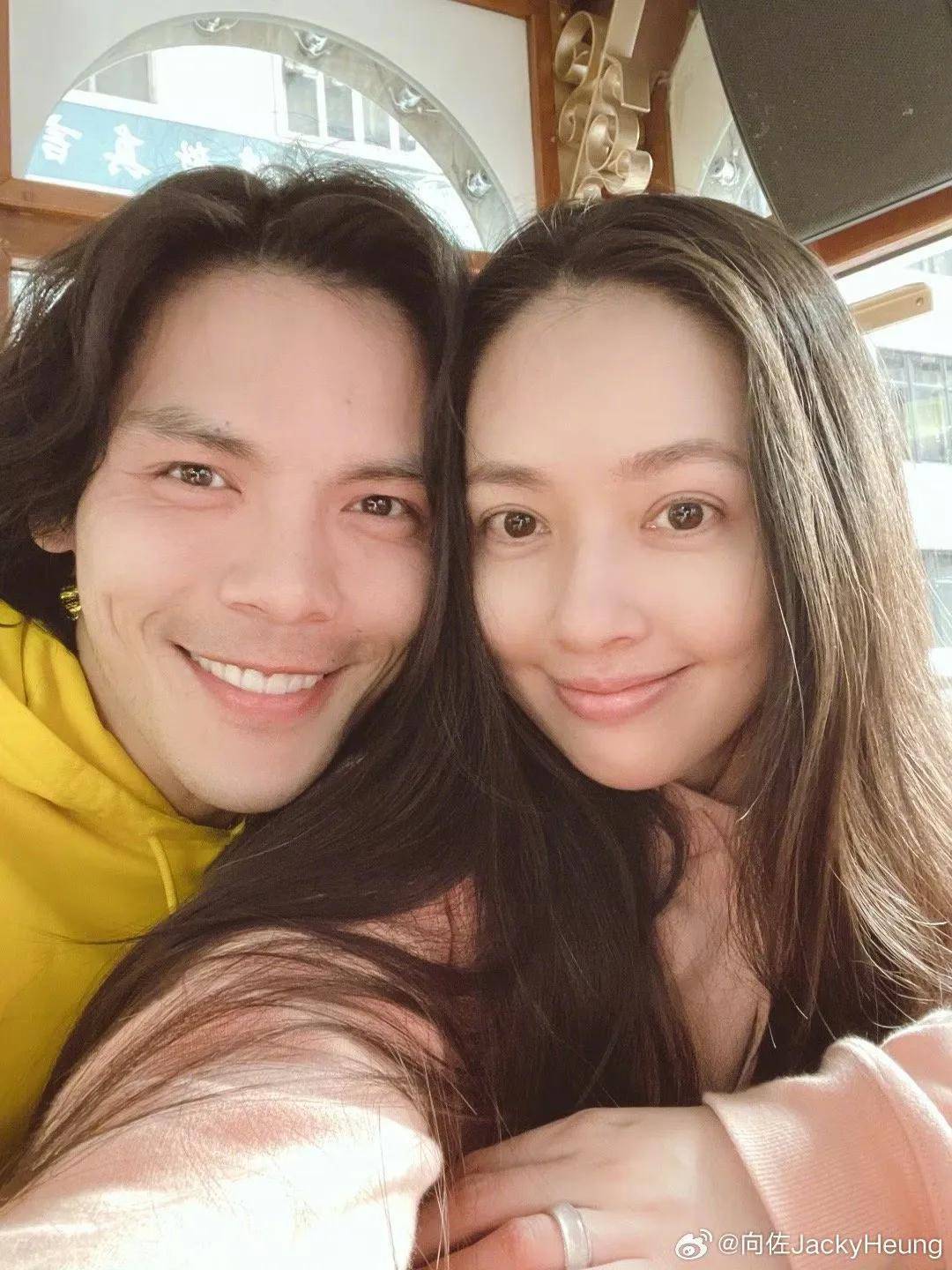 郭碧婷眼神无光,素颜变少妇,向佐带她狂热秀恩爱,网友:别装了_桌子