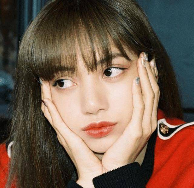 有种"整容"叫lisa撩起铁刘海,真人芭比变女王,摄影师都看懵了_五官