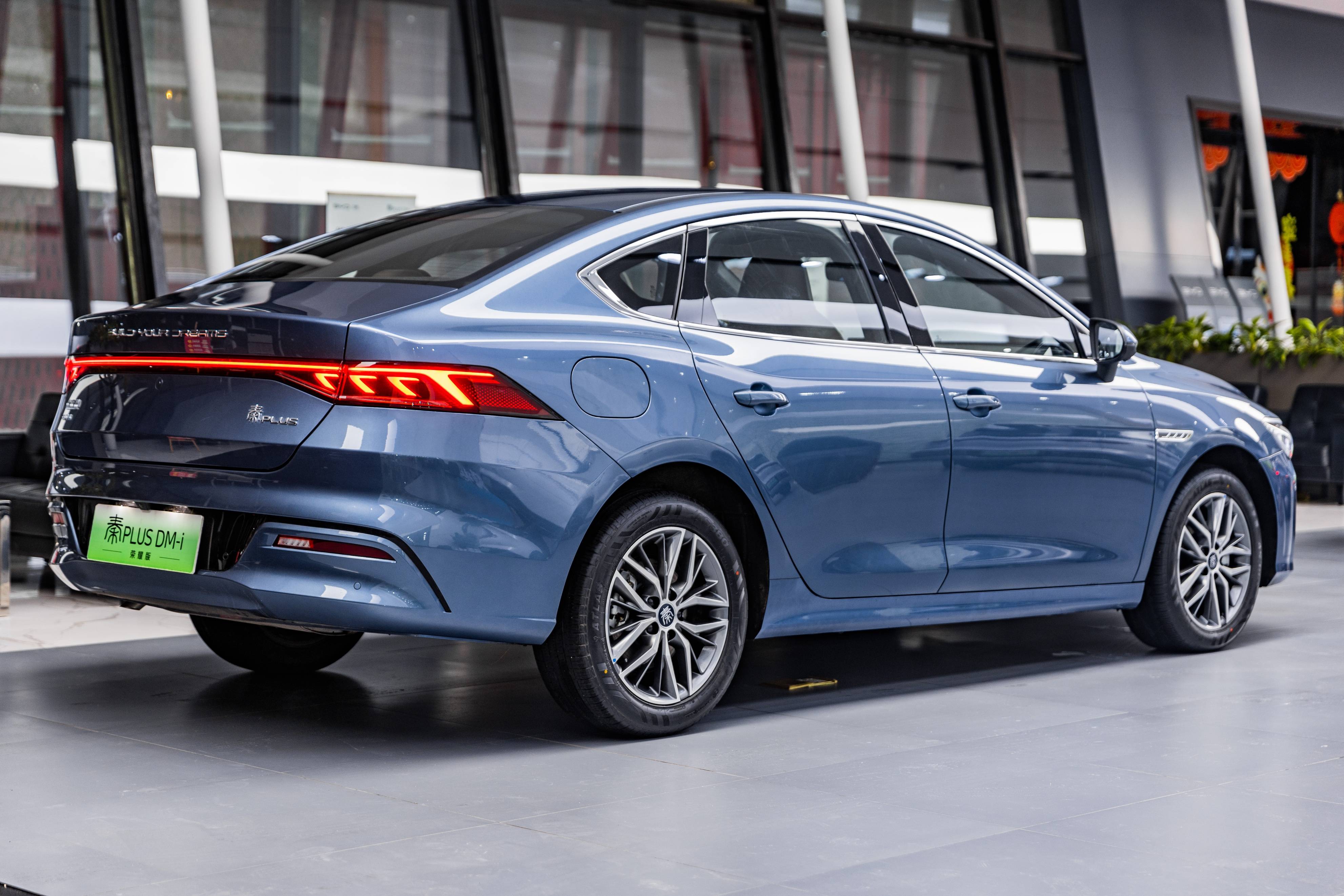 98万起,秦plus荣耀版白釉青实车到店_搜狐汽车_搜狐网