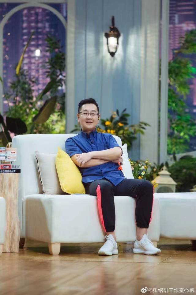 张绍刚转行去拍照,三位助理太忙碌,50岁状态非常好_网友_观众_曾黎