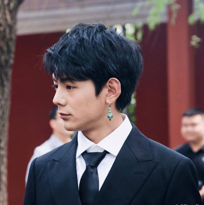 丁真出席活动被抓拍:耳坠搭西装又纯又野,生图堪比精修图系列_气质_五