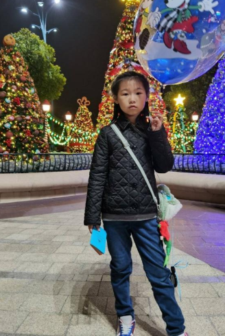 岳云鹏七岁女儿照片流出,长相甜美很像岳云鹏,打麻将战绩惊人_郑敏