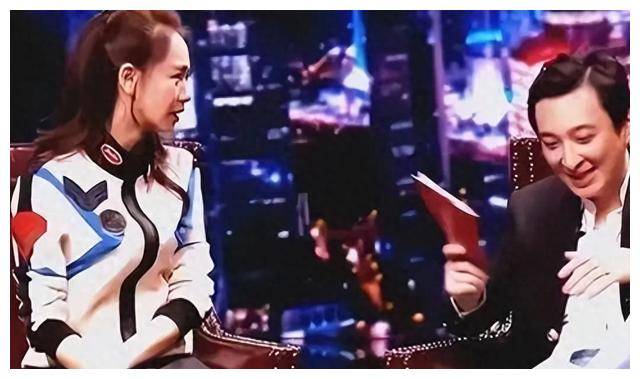 加上妆容过于复古和过多的定型喷雾,让整个人显得油腻不清爽.