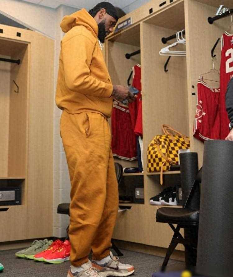 詹姆斯,浓眉到场 更衣室内击掌问候_比赛_球迷_互动