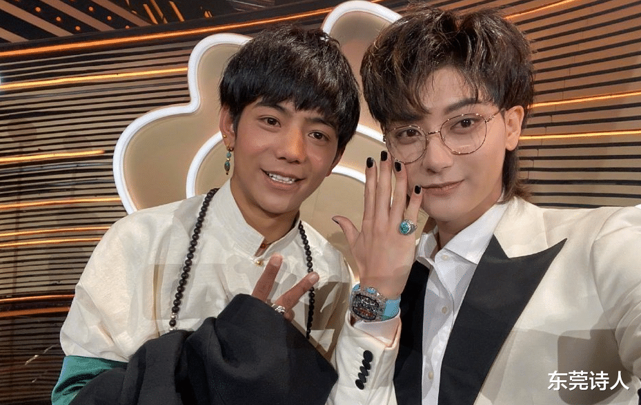 黄晓明夫妇坐实感情不和,丁真成顶流被众星抢着合影_明星_双方_黄子韬