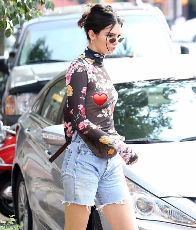 回顾詹娜近乎赤身逛街,身材傲人_克里斯蒂娜_纳丁_绯闻