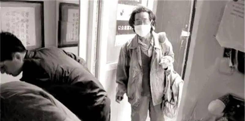 见面以后他邀请唐师曾以新华社记者的身份来到自己的世外桃源进行新闻