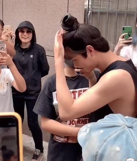 有种"整容"叫许凯的女装照,害羞的模样宛若女神,男粉都沦陷了_经典