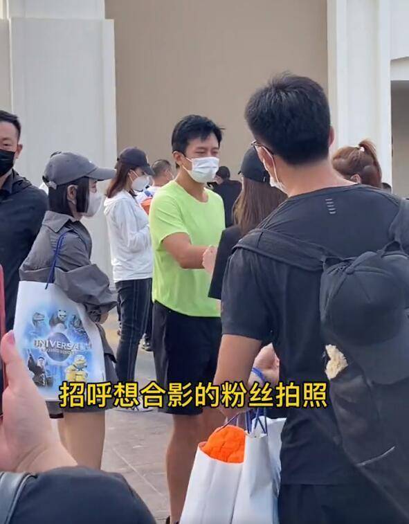 邓超牵妈妈手现身被偶遇,主动和粉丝合照拉好感,未见孙俪和孩子_影城