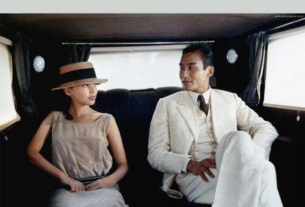 可是,她没有,她默默地坐上了李云泰的黑色轿车,那是一种身份与地位的