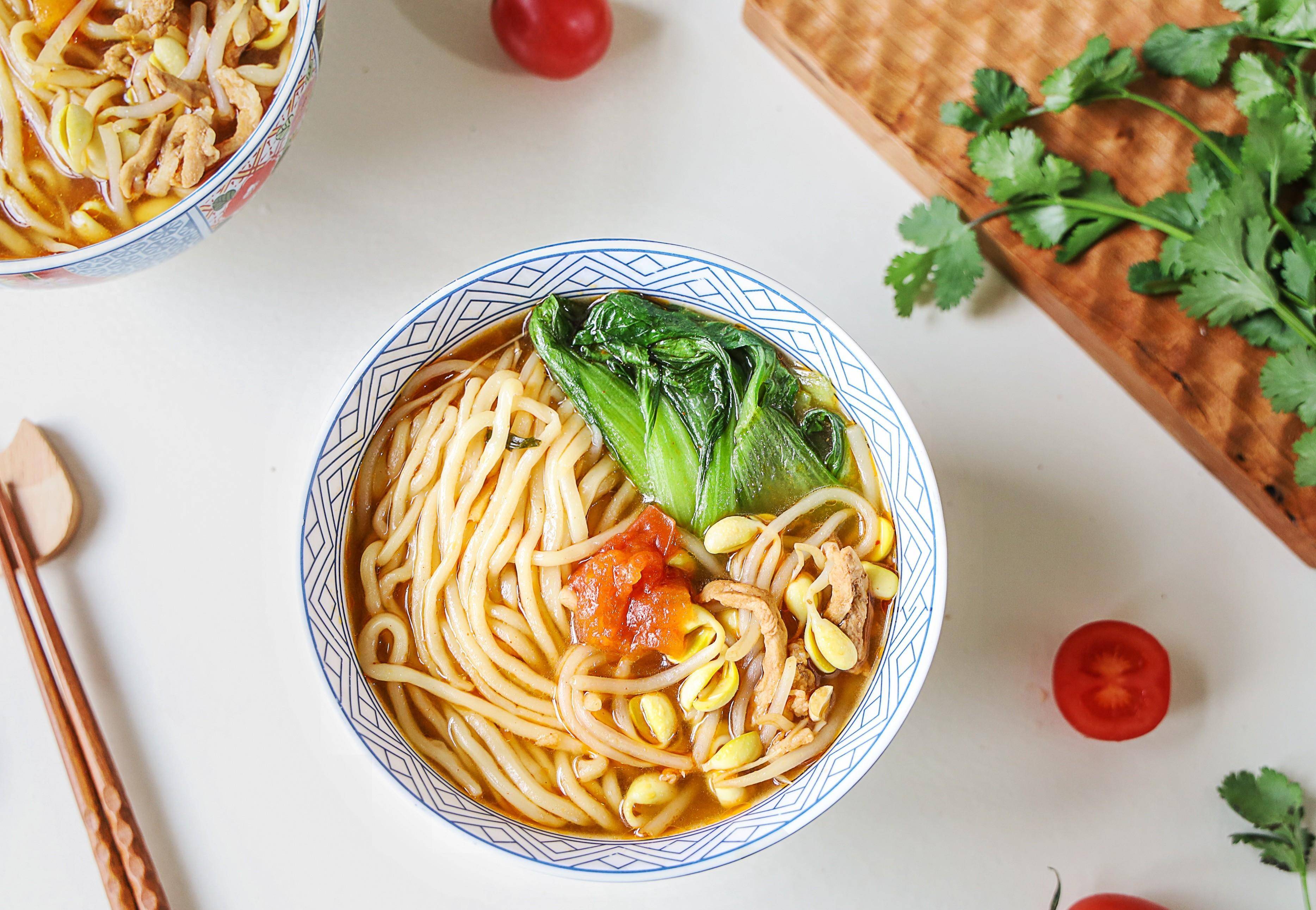 用新鲜的豆芽和猪肉丝为主要食材,搭配上筋道的面条太带劲了!