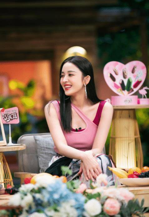 古力娜扎解锁背心新穿法,叠穿斜肩交叉,不胖反而秀出小蛮腰_粉色_节目