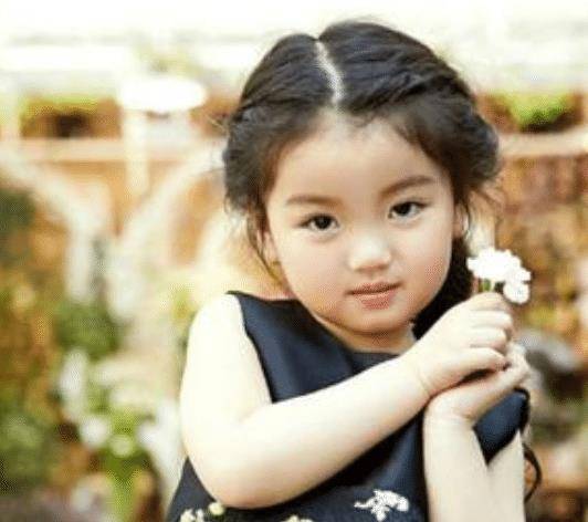 还记得"童星"阿拉蕾吗?如今8岁像4岁,背着大书包的样子很心酸!