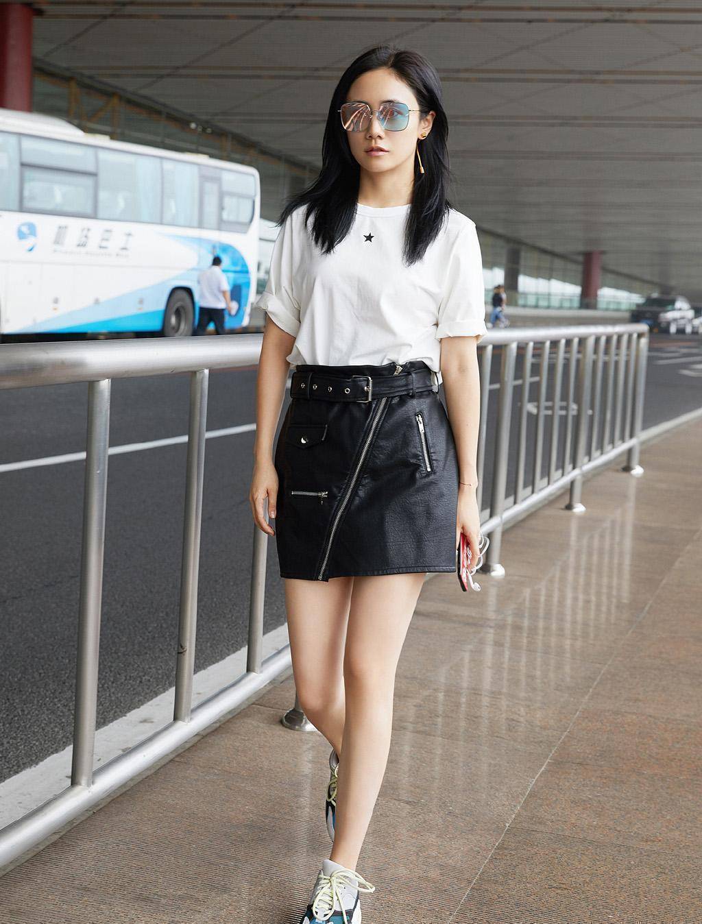 搭配小白别花里胡哨了,这个春夏只穿"黑白配",也能