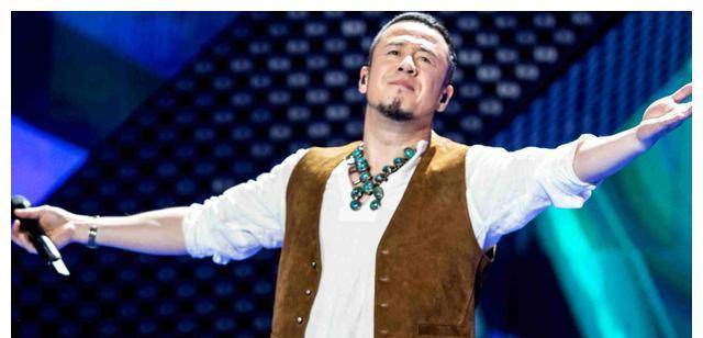 杨坤从好声音导师成到街头卖唱,为何走着走着就不红了呢?