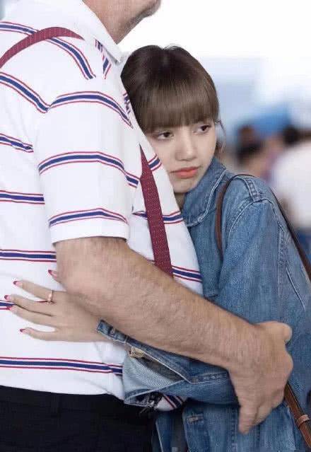 lisa参加《青你2》被宠成公主,谁还记得她曾为别人洗脚?