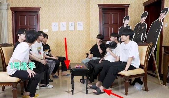 李飞对时代少年团的影响太大了,看物料中张真源和宋亚轩怎么穿拖鞋