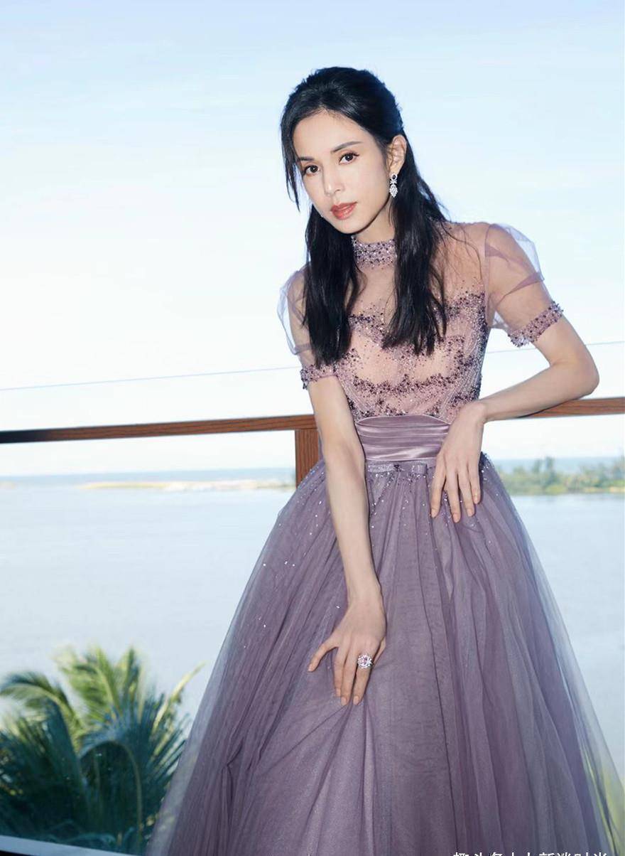 真是服了李若彤,大胆试穿17岁同款校服,54岁活成了少女_连衣裙_感觉