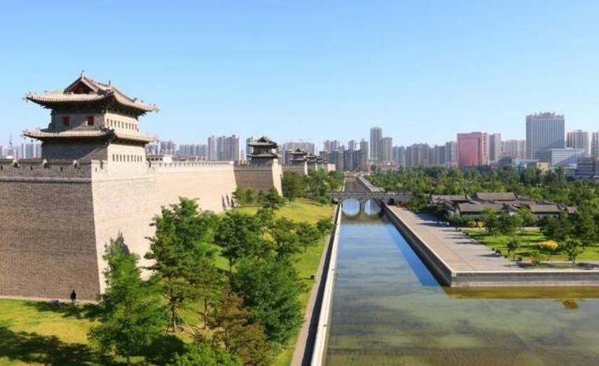 山西保存完好的古城墙,比西安城墙高大雄伟,免费参观不收门票费_大同