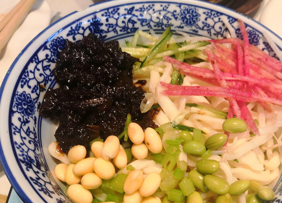 除了全聚德烤鸭,又一种老北京美食被外地人吐槽:味道不过如此_炸酱面
