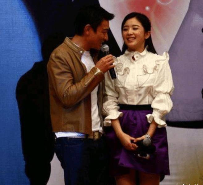 "甜美鼻祖"张含韵:15岁爆红却深陷不雅照,后得干爹刘德华相助_赵丽颖