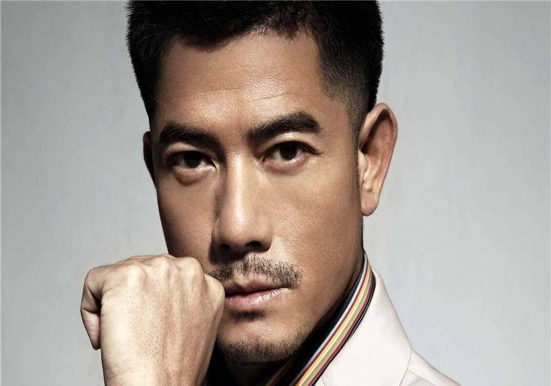 郭富城55岁了!与方媛贴脸秀恩爱,家庭幸福令人羡慕.