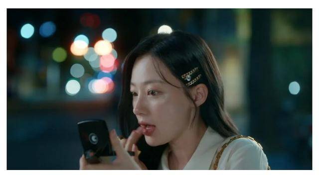 苏子叶刘海,是韩国女生喜欢的一种刘海类型,源自于樱花国的湿发审美.