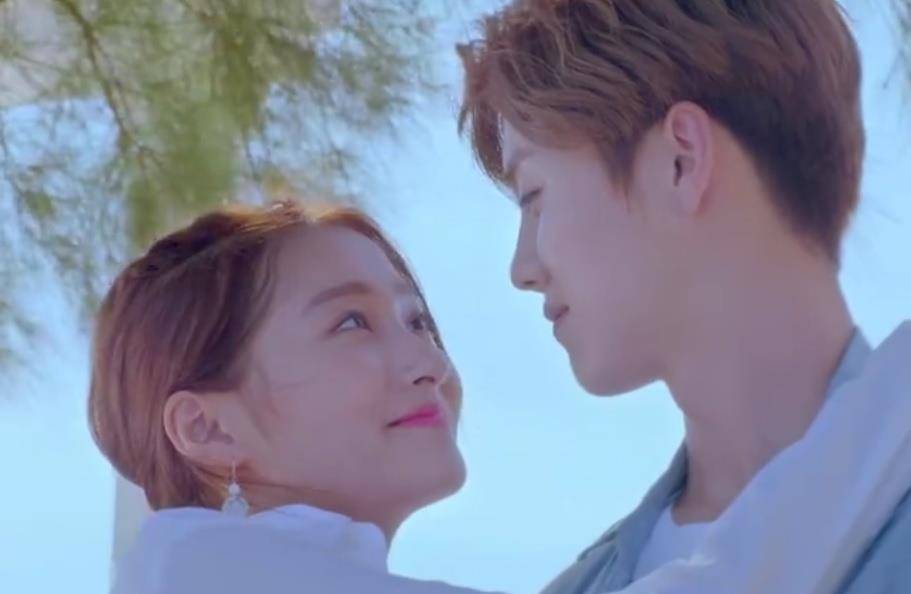 粉丝也是相当的买账,那个时候鹿晗的人气可以和现在的蔡徐坤等人相比