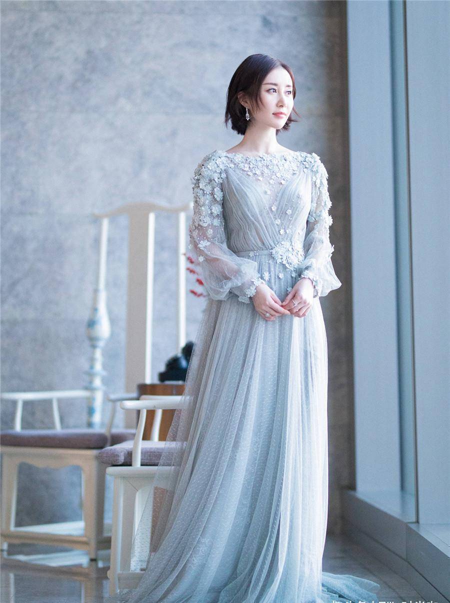 34岁舒畅大变模样,穿深v镂空裙出席活动,精致脸蛋太抢镜_裙装_服装