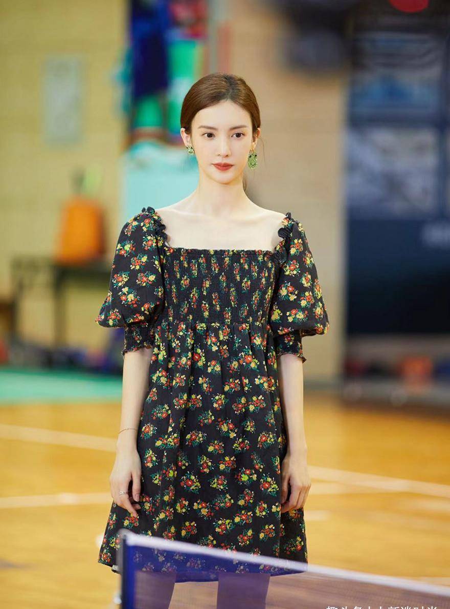 金晨当主持后可算放开了,穿粉色开叉裙不畏镜头,举止优雅好迷人