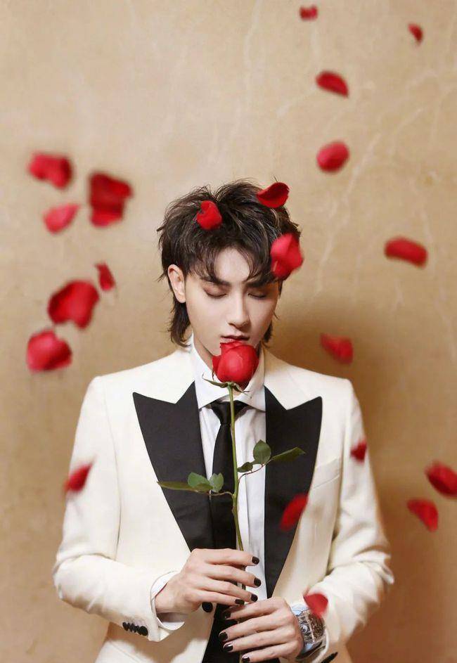 黄子韬爱上做美甲,蔡徐坤登封面大秀美甲_指甲_问题_边缘