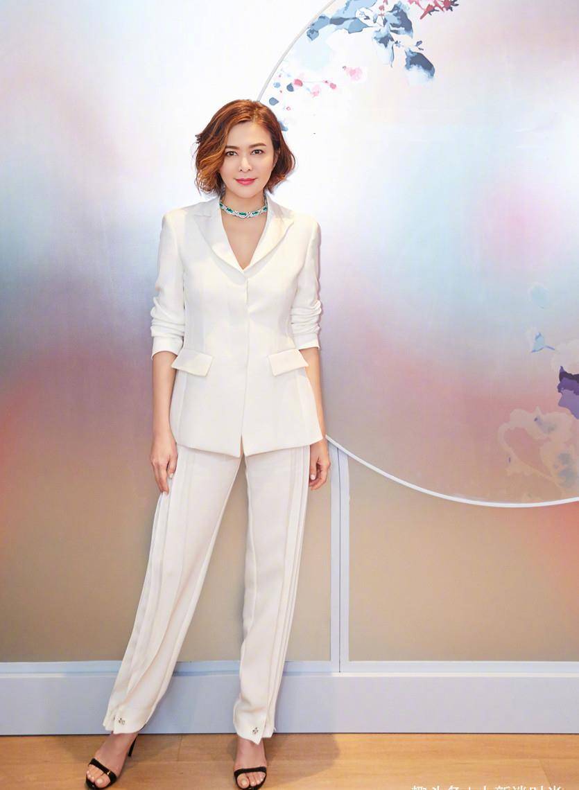 关之琳57岁还有一颗少女心,西装里面穿时尚装,身材依旧很赞_服装_穿着