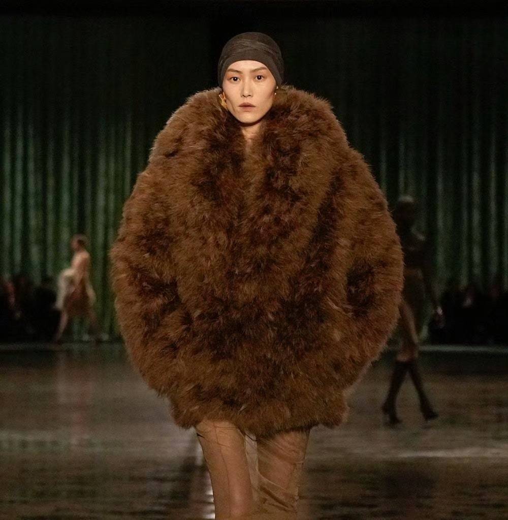 巴黎时装周,刘雯暴瘦认不出,刘雨昕痘坑脸遮不住,唐嫣惊艳全场_镜头