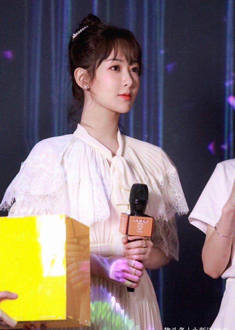 杨紫喜迎28岁生日,李现借机晒甜蜜合照,两人同框亲蜜感十足_造型_西装